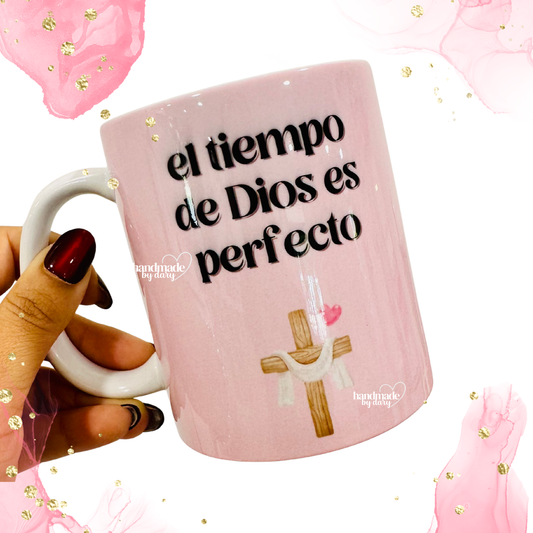 Taza  Just a Girl 🎀 who loves Jesus ✨🪽 el tiempo de Dios